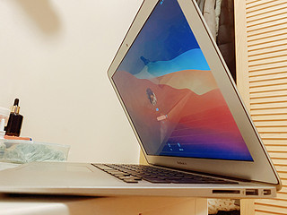 带灯的老款:MacBookAir
