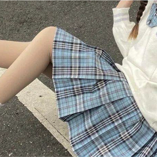 为什么大部分女生在穿JK格裙的时候，都不喜欢穿“安全裤”？