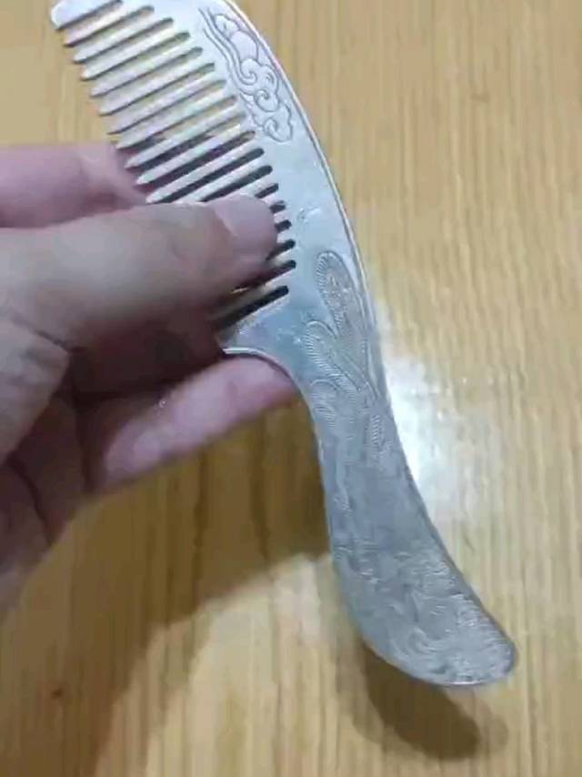 精美银梳子，做礼品最合适！
