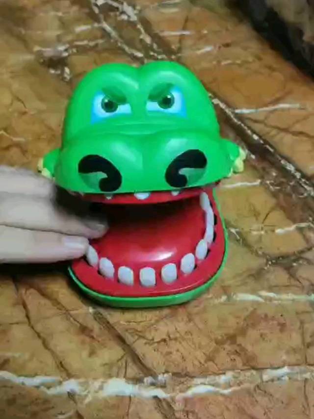 鳄鱼玩具真好玩，是一款很好的亲子玩具！