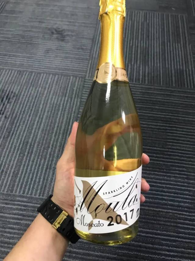 这款起泡酒看着很高档
