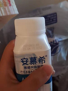 健康美味的安慕希草莓燕麦酸奶