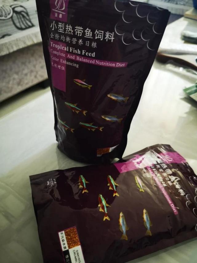 
日期很近，颗粒很细，孔雀鱼很喜欢吃，之