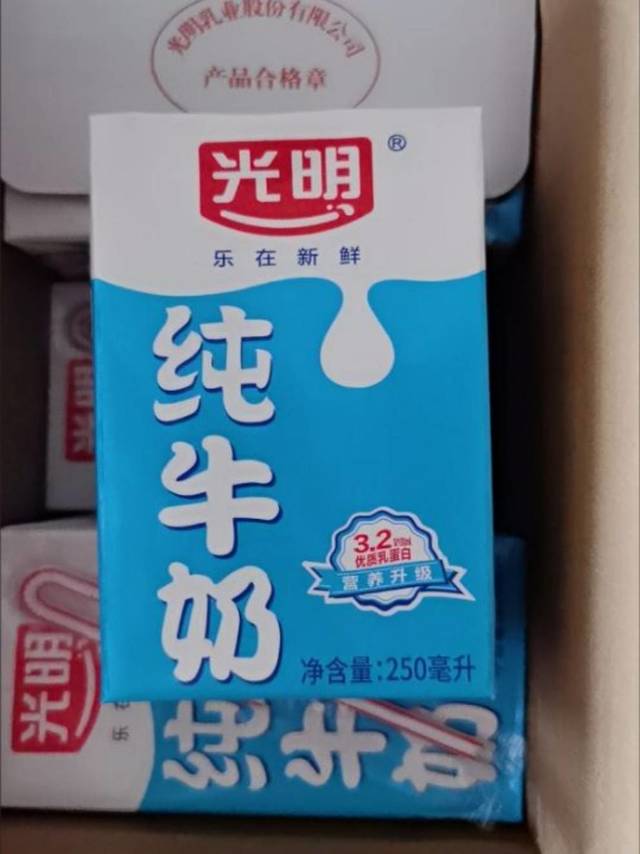 香醇可口的光明纯牛奶