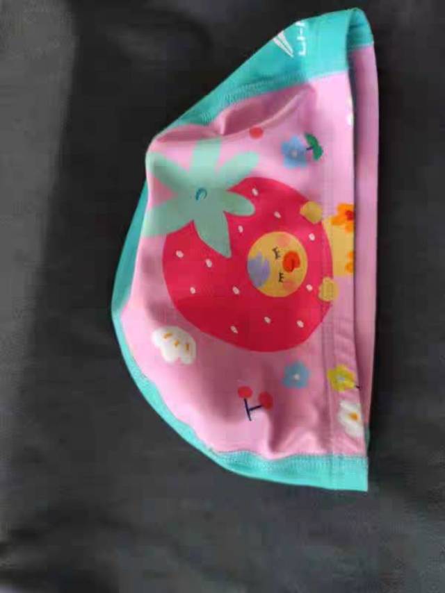 现在游泳池都要戴泳帽，小时候咱那用过