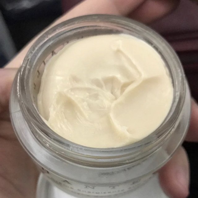 皮肤变得非常软和弹手摸在脸部 