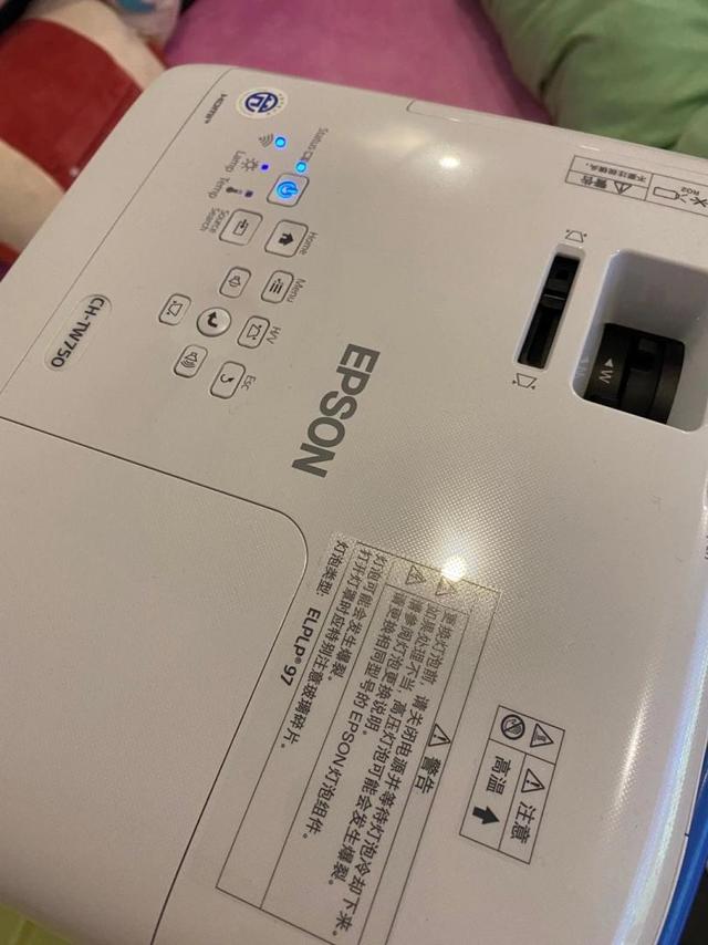 发货很快，机型小巧，色彩和亮度很好，EC