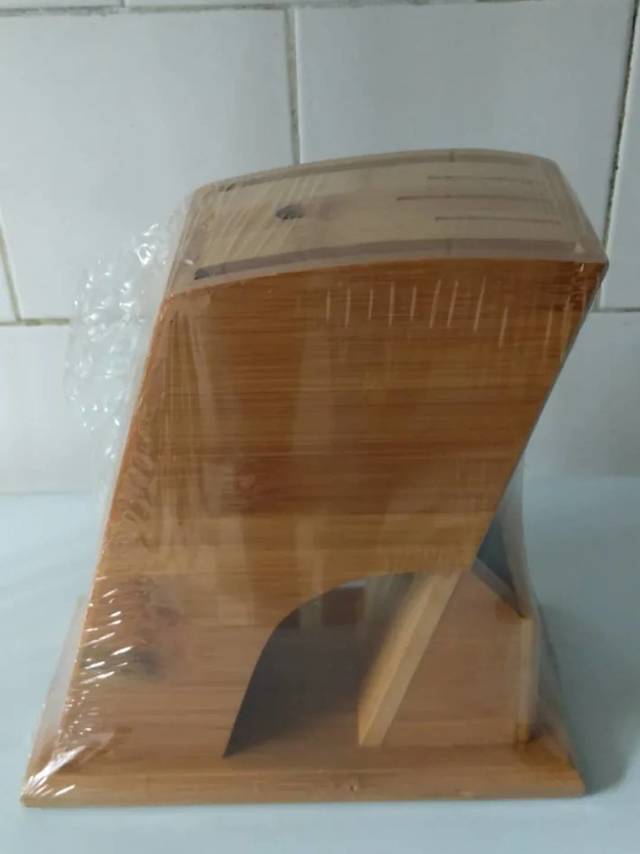 刀架材质木料挺好,没有异味,做工也不错