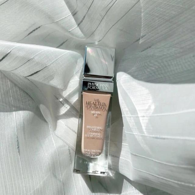 粉底液质地很水润，不卡粉！妆感非常好，