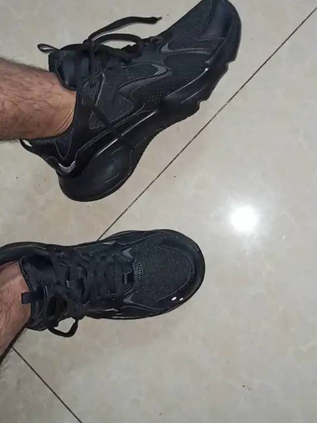 锐步运动鞋