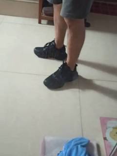 锐步运动鞋