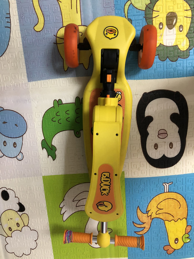 乐的儿童滑板车