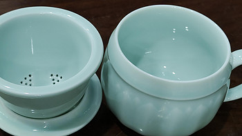 德化陶瓷 篇十五：龙泉青瓷莲花同心杯：带有茶水分离式过滤杯，很实用！