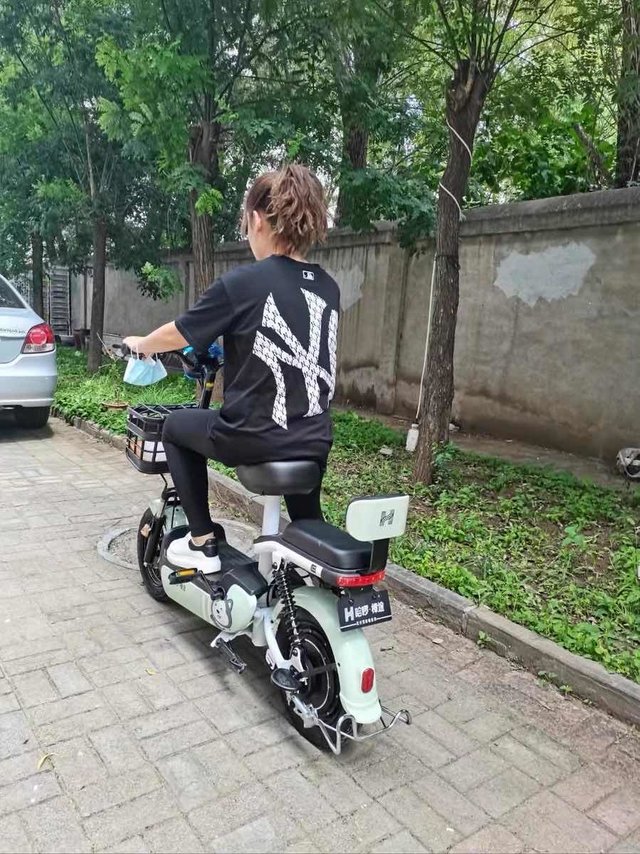 适合女孩子的小电动车，太可爱了。