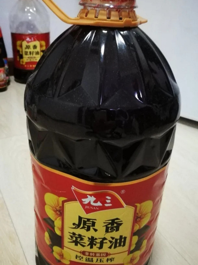 九三原香菜籽油，趁活动价买了两桶，性价比