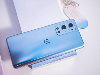 空山基与OnePlus 9 Pro合作