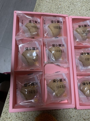 好吃是好吃，收到以后两盒共裂了4个，还好