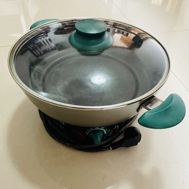 家人围坐吃火锅，超级幸福