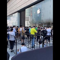 湖南Apple Store开业现场水泄不通；苹果聘请前奔驰工程师研发造车