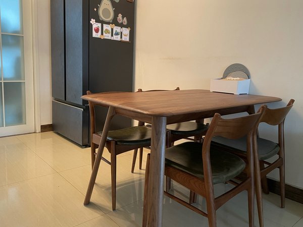 小宝宝都喜欢的黑胡桃木餐桌🥰
