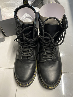高质量男性必备好物之又黑又酷马丁靴。