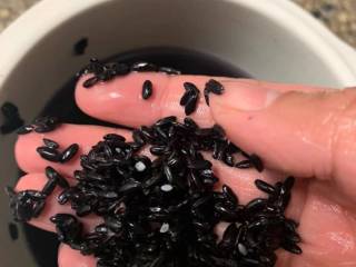 蒸出来这碗黑米饭，吃着还不错，黑米挺劲道