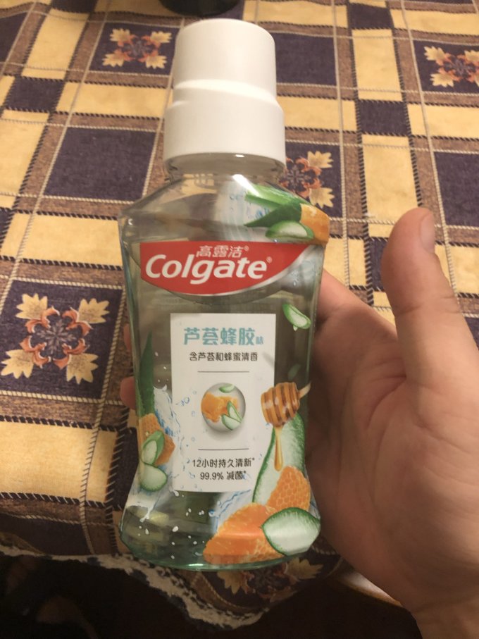 高露洁漱口水