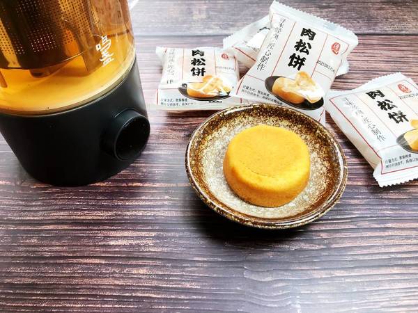 几口茶，一口肉松饼，偷得浮生半日闲