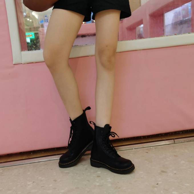 女士马丁靴
