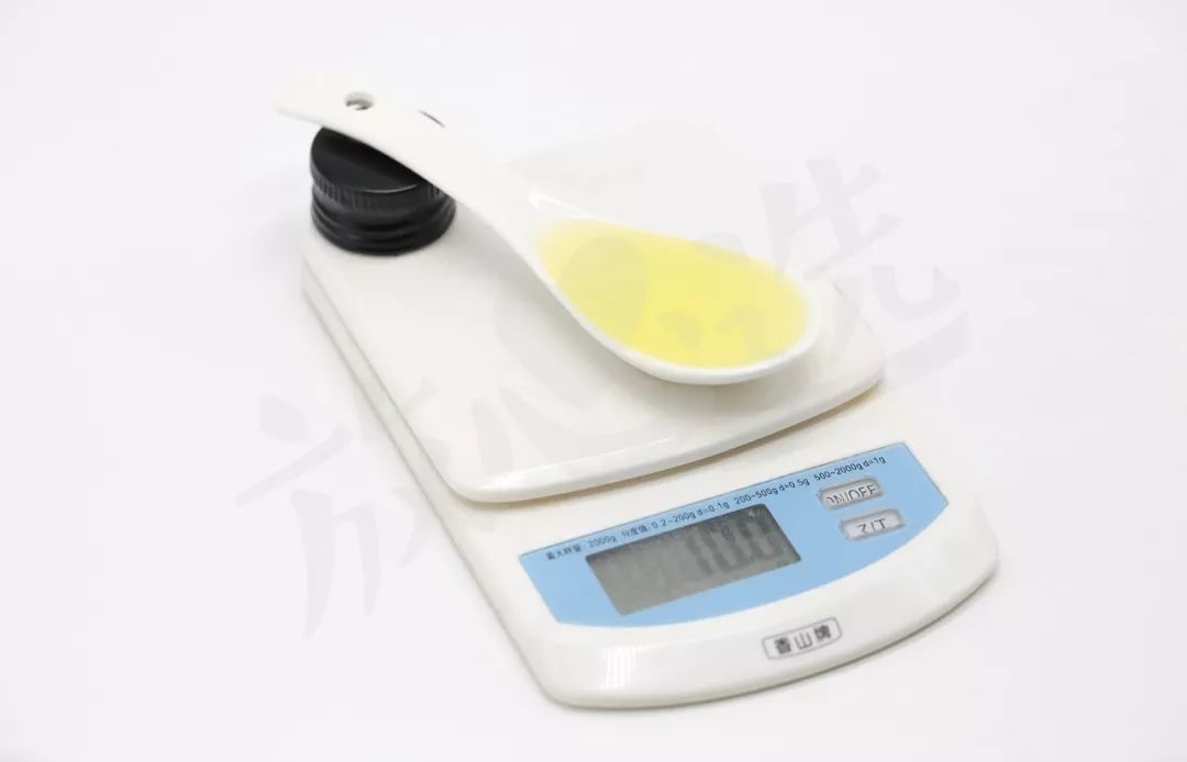 10g油=普通大小白瓷勺的一勺（已去除勺子和盖子重量）