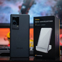iQOO 8 Pro的无线闪充底座