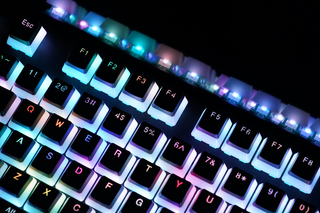 内行评测：水轴手感惊艳，RGB灯效拉满丨极度未知 HyperX 起源 机械键盘体验报告