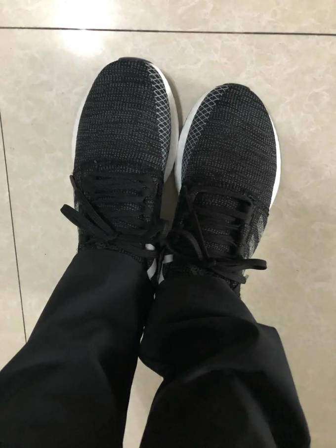 阿迪达斯跑鞋