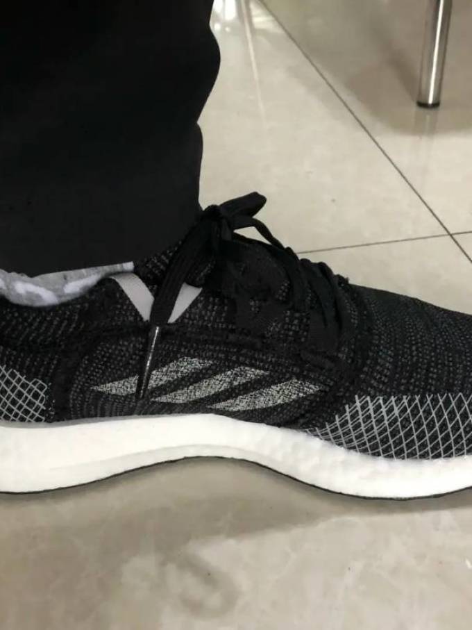 阿迪达斯跑鞋