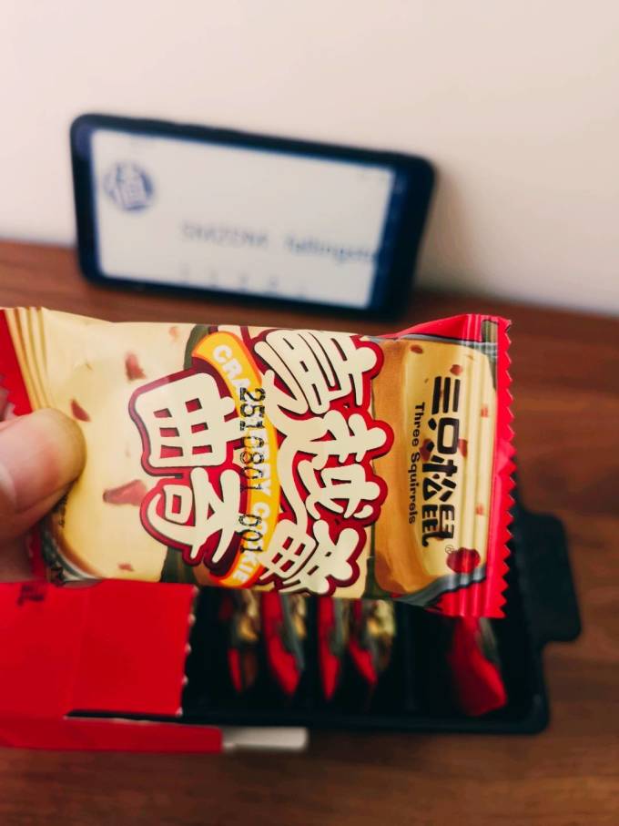 三只松鼠饼干