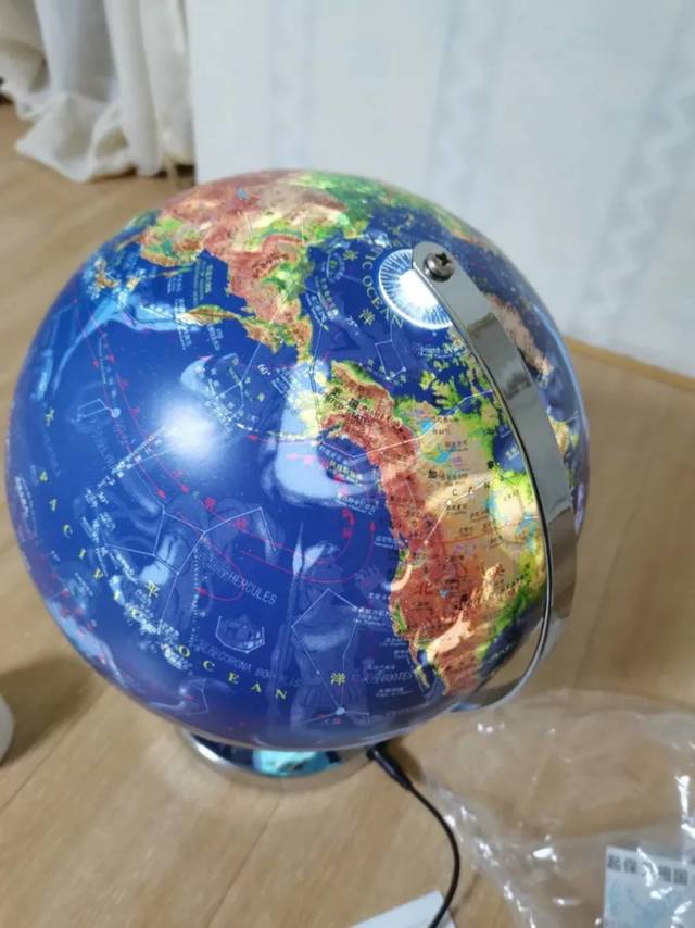 现在小孩的地球仪都这么高科技了