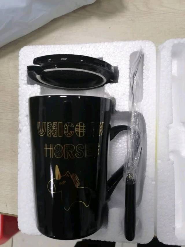 桌面有一个马克杯就能够做到每天健康8杯水