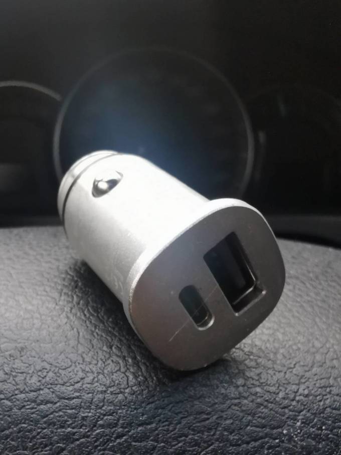 倍思车载充电器