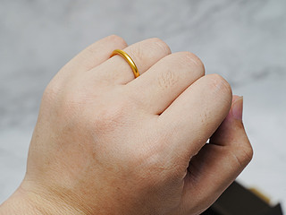 极简设计的小小金色指环