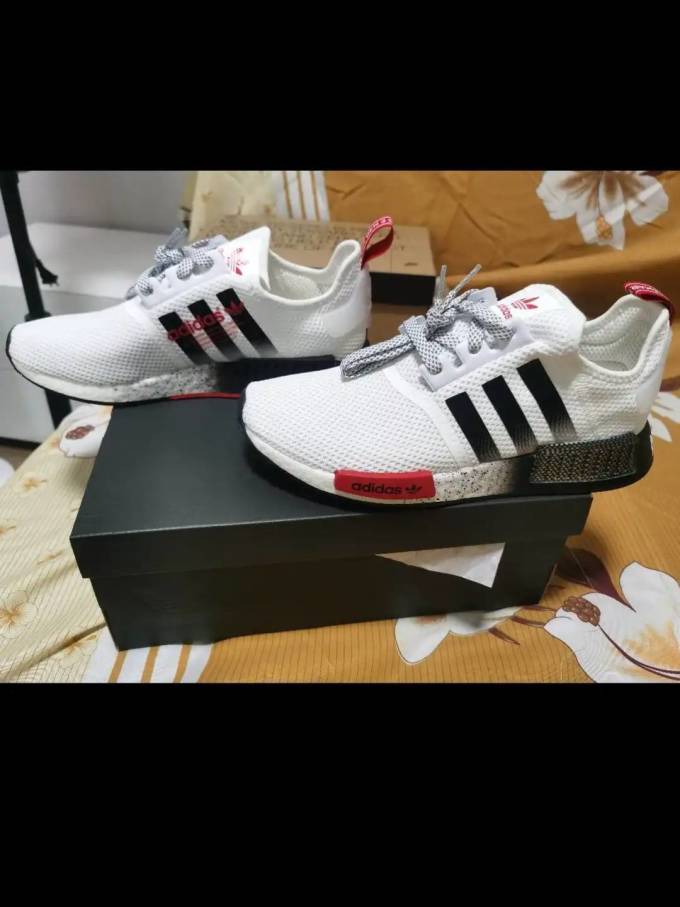 阿迪达斯休闲运动鞋