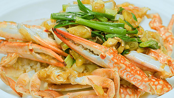王刚的美食精选 篇九十八：厨师长教你：“姜葱煎蟹”的家常做法，蟹香汁浓，鲜味十足 