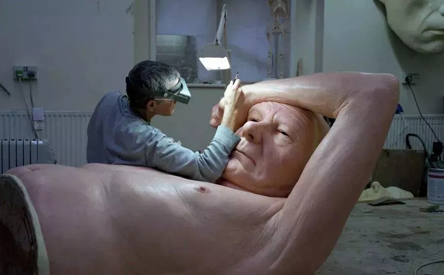 巨型超写实人体雕塑！真实到毛骨悚然，放大10倍都耐看：细节里藏着魔鬼！