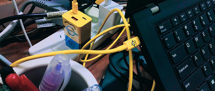 可爱呆萌实力不凡，努比亚三口的氮化镓充电器小黄人版极速体验