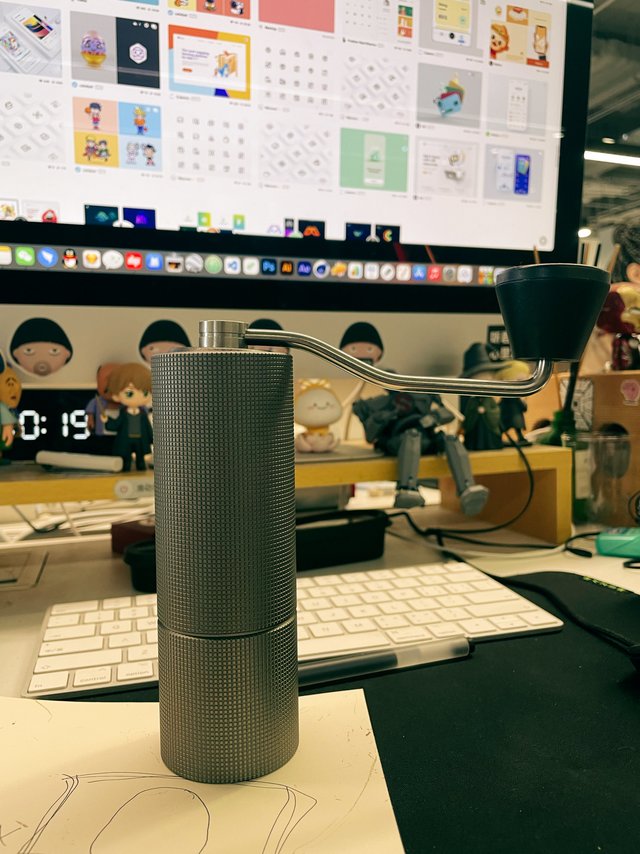 刚入手的手动咖啡研磨机 