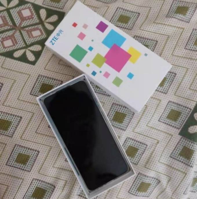 2021-10-02 13:27:22中兴 zte的这一款 v2022 4g 墨云灰手机,大屏,大
