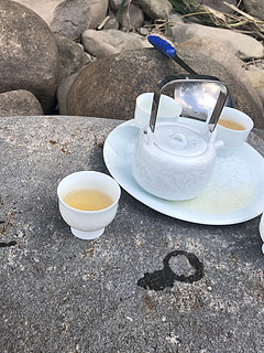 大瓶装天然矿泉水，沏茶和饮用的备用水