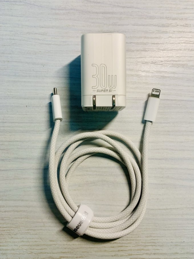 倍思充电器