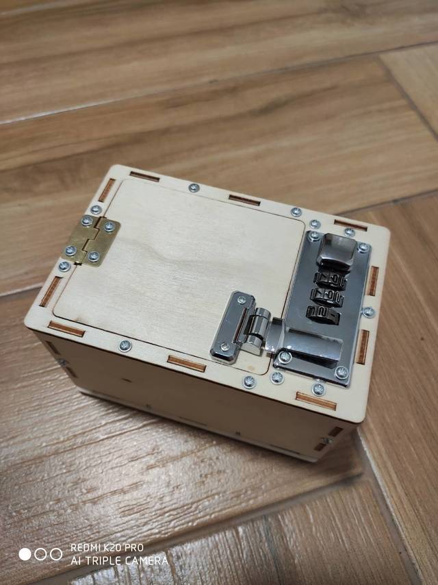 手工制作机械密码保险箱。