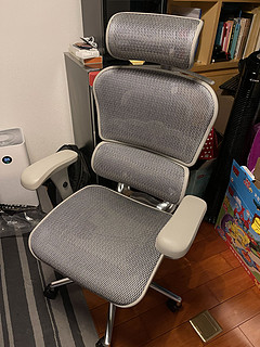 一把颜值与舒适兼具的工学椅