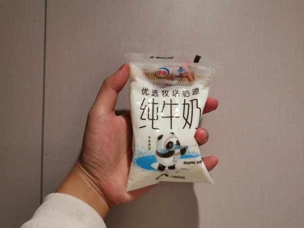 ​不到两块钱一袋的伊利纯牛奶值吗？